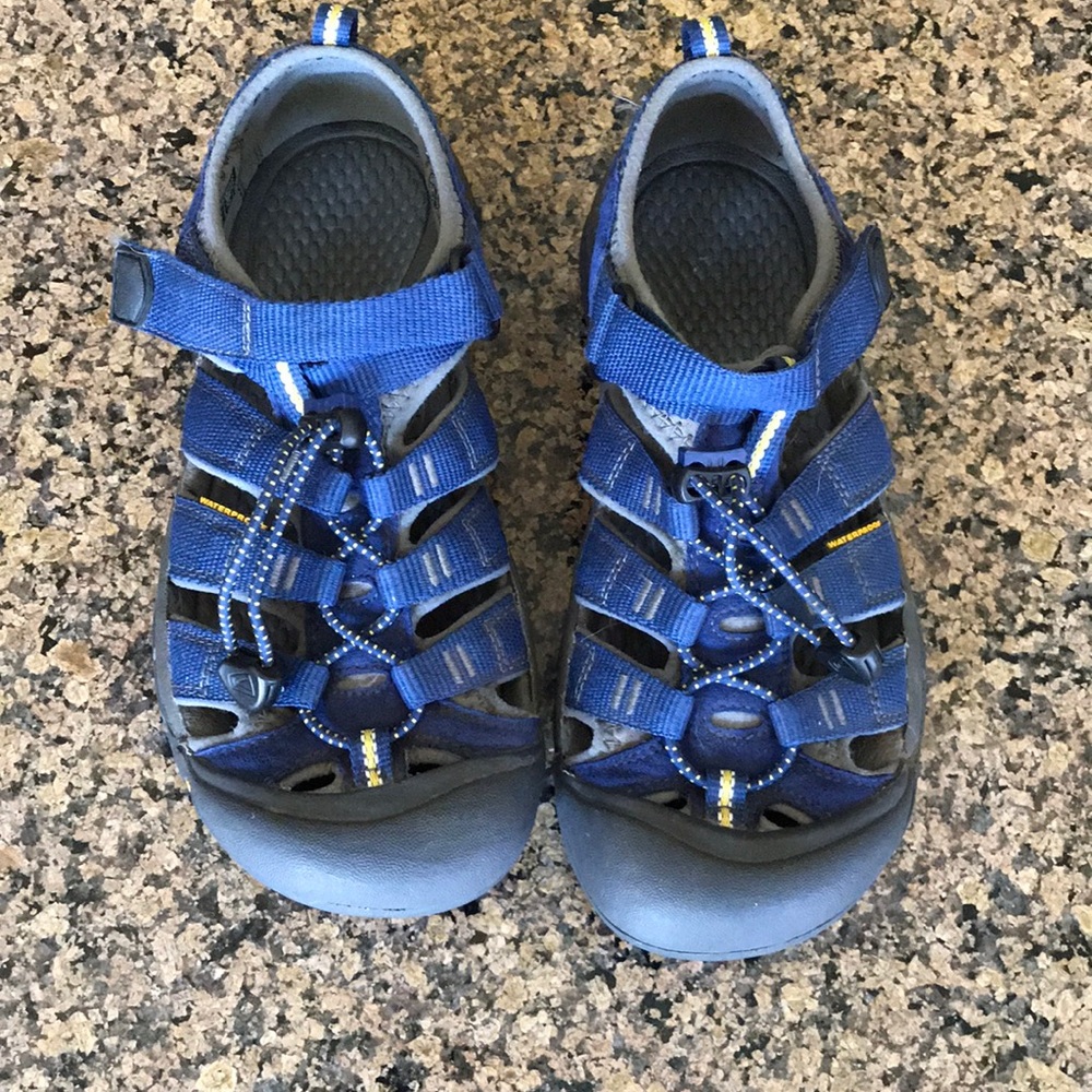 Boys keen sandals